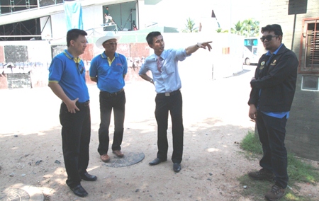 Permanent Secretary Pakorn Sukhonthachat tours the South Pattaya construction site with Walking Street community chief Sunthorn Kangsirikul.